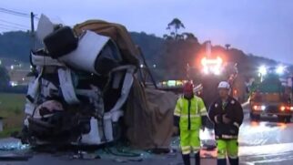 Motorista ficou preso nas ferragens e morreu no local