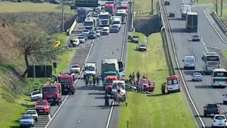 As cinco pessoas estavam no carro que foi atingido na traseira por um caminhão