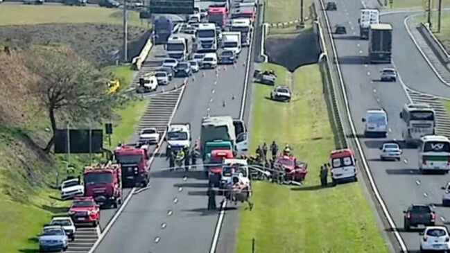 As cinco pessoas estavam no carro que foi atingido na traseira por um caminhão