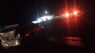 Veículo ficou 'prensado' entre os caminhões na rodovia Raposo Tavares