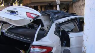 Veículo ficou completamente destruído após colidir com um muro e um poste