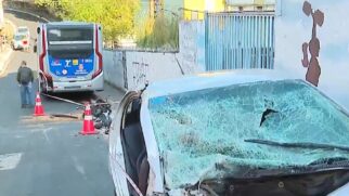 Carro ficou completamente destruído após a batida