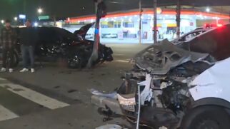 Veículos ficaram completamente destruídos após a colisão