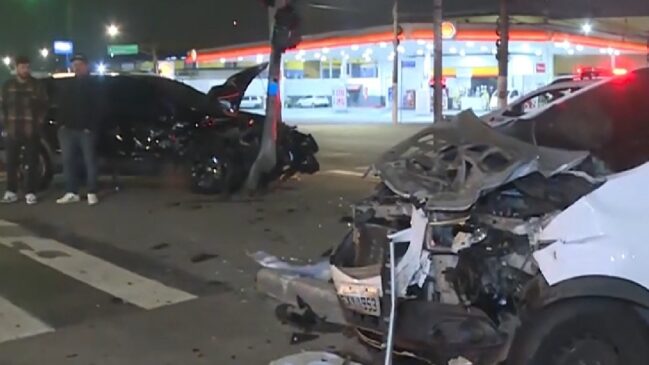 Veículos ficaram completamente destruídos após a colisão