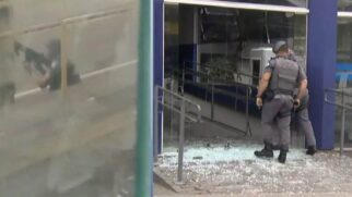 Pelo menos duas agências foram atacadas, uma do Banco do Brasil e outra da Caixa Econômica Federal