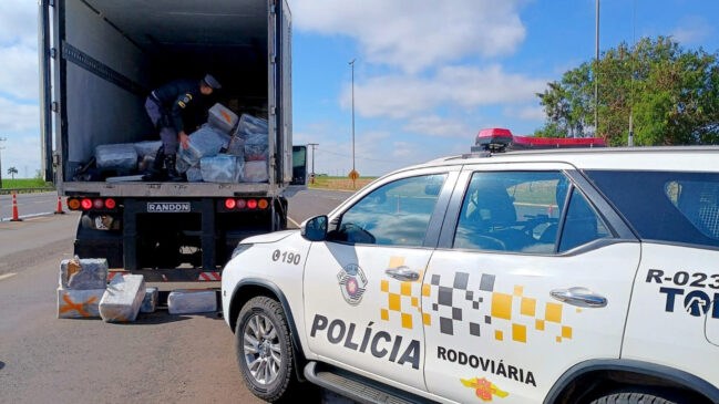 No último sábado (10/8) a Polícia Militar Rodoviária prendeu dois homens, de 25 e 30 anos, após serem flagrados transportando cerca de duas toneladas de maconha