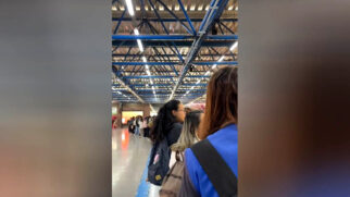 Fila para garantir batom durava cerca 1h30, segundo passageiras
