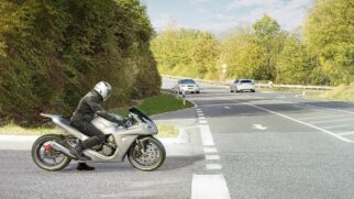 Motocicleta acessando rodovia
