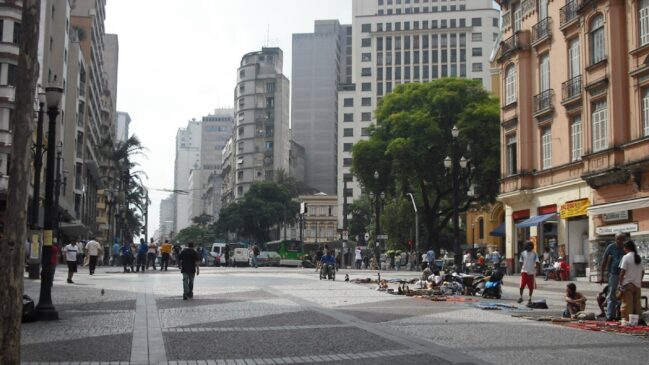 O bairro da República, situado no centro de São Paulo, é conhecido por sua intensa atividade comercial e residencial. Embora seja uma região repleta de opções de lazer e bem conectada a outras partes da cidade, a criminalidade aproveita essa movimentação para praticar furtos e roubos. / Foto: Divulgação/Wikimedia Commons
