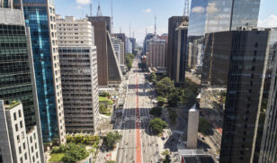 A avenida Paulista é conhecida por seus arranha-céus, museus, centros culturais e cena artística
