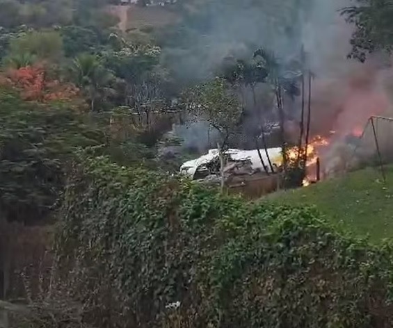 Avião caiu na tarde desta sexta-feira (9/8) no bairro Capela, em Vinhedo, há cerca de 460 quilômetros da Capital