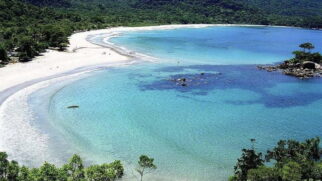 Praia dos Castelhanos é famosa por seu formato de coração, visível principalmente a partir de uma vista aérea ou do mirante local.