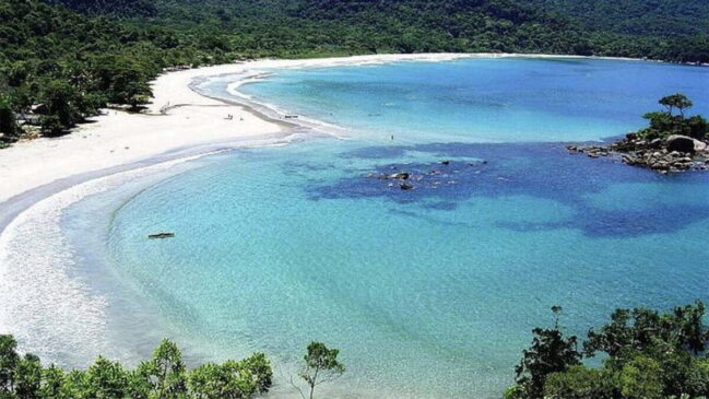 Praia dos Castelhanos é famosa por seu formato de coração, visível principalmente a partir de uma vista aérea ou do mirante local.