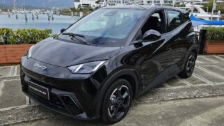 A diferença entre um carro híbrido convencional e um híbrido plug-in está relacionada principalmente com a capacidade da bateria e o método de recarga/Divulgação