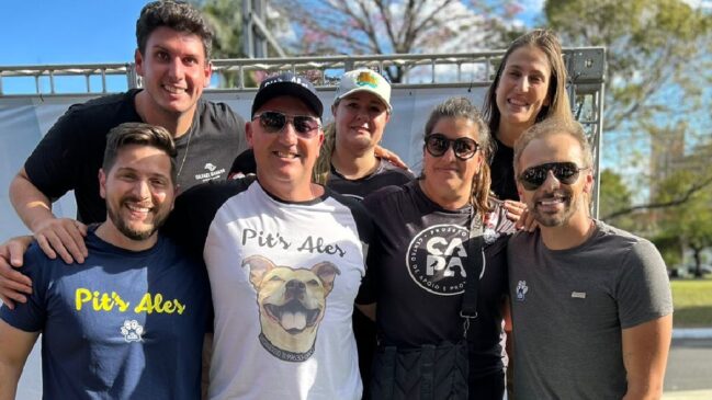Rafael Saraiva (primeiro acima) e representantes da causa animal voltaram à praça da Cobasi