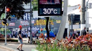 Nestas situações é recomendado beber muita água, usar protetor solar e manter-se abrigado do sol