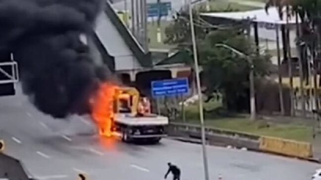 Caminhão pega fogo na altura do km 21,5