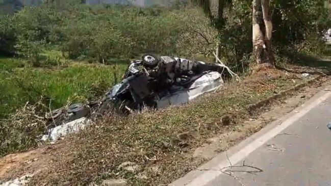 Caminhão que carregava combusível tombou e a rodovia continua interditada até a remoção total da carga
