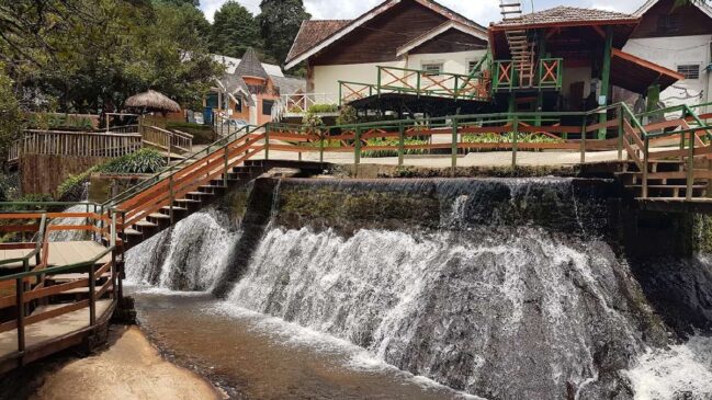 Uma das atrações mais conhecidas do local, o lugar tem águas cristalinas e acesso seguro por meio de plataformas de madeira que contornam as quedas d'água
