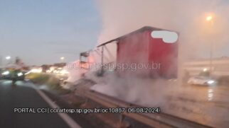 Carreta pegou fogo na manhã desta terça (6)