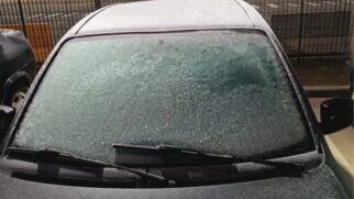 Carros amanheceram cobertos de gelo em Taboão da Serra