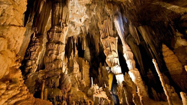 A maior caverna de São Paulo, localizada no interior, é um paraíso natural aberto para os turistas