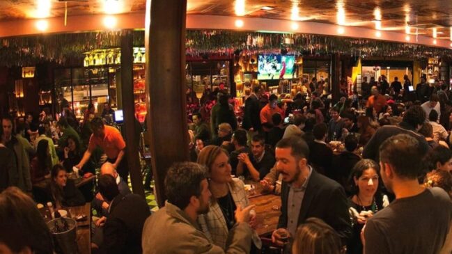 Conhecido no happy hour da capital paulistana, o Tatu Bola possui três unidades em São Paulo