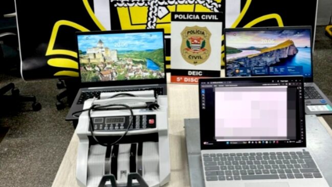 A equipe apreendeu celulares, computadores, documentos e um veículo de luxo
