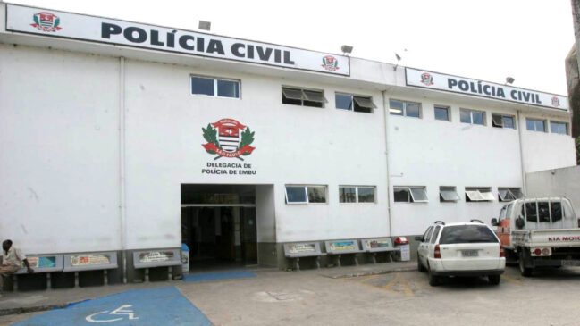 Veículo e condutor foram conduzidos ao 1&ordm; DP de Embu das Artes, na Grande São Paulo