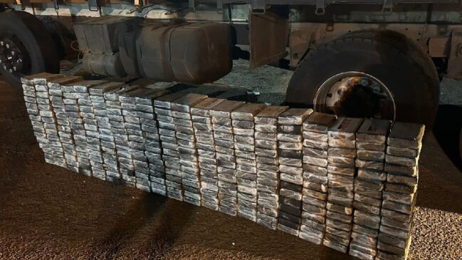 A polícia rodoviária capturou um procurado pela Justiça, que transportava 300 tijolos de cocaína escondidos em um fundo falso dentro de um caminhão.