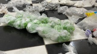 Foram apreendidas 8,9 mil porções de maconha, crack, cocaína, merla. haxixe, LSD, ecstasy e K2, além de sete frascos de lança-perfume
