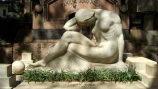Escultura: interrogação. Autor: Francisco Leopoldo e Silva. A obra fica no Cemitério da Consolação, no túmulo de Moacyr Toledo Piza.