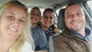 Anafláviar com os pais e o irmão em foto de 2018