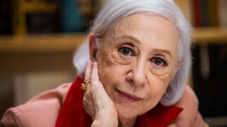 Fernanda Montenegro faz a última apresentação lendo 'Simone de Beauvoir'