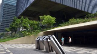 Para promover o desenvolvimento diverso e inclusivo, o BNDES reservou cotas de 30% para pessoas negras e de 15% para pessoas com deficiência