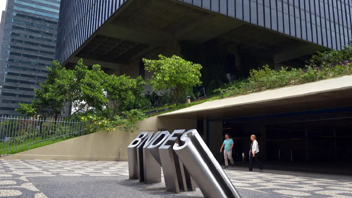 Para promover o desenvolvimento diverso e inclusivo, o BNDES reservou cotas de 30% para pessoas negras e de 15% para pessoas com deficiência