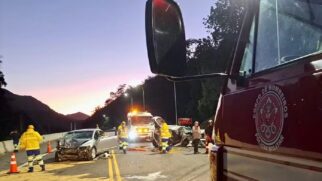 Um dos motoristas ficou preso em meio às ferragens após a batida
