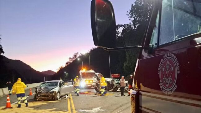Um dos motoristas ficou preso em meio às ferragens após a batida