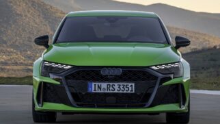 Os novos RS 3 são equipados com o motor 2.5 turbo de 400 cavalos de potência e 50,5 kgfm de torque, acoplado à transmissão S tronic de 7 marchas