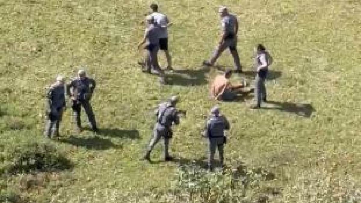 Polícia Militar prendeu em flagrante dois suspeitos de manterem uma família refém dentro de casa
