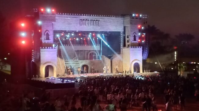 Grande palco temático onde a encenação de abertura e encerramento acontece todas as noites