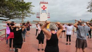 Conhecida como a terceira melhor cidade para curtir a aposentadoria, o municípios de Santos oferece programas e atividades para os idosos.