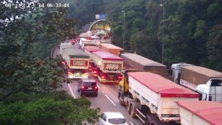 Pista precisou ficar interditada para remoção dos veículos