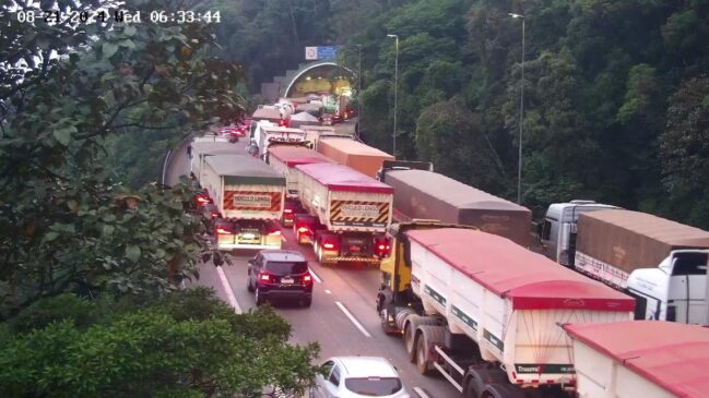 Pista precisou ficar interditada para remoção dos veículos