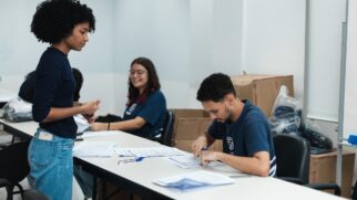 Jovens selecionados receberão notebook emprestado, uniforme, mochila, vale-transporte e todo suporte necessário para acompanhar as aulas
