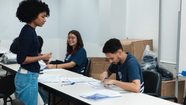 Jovens selecionados receberão notebook emprestado, uniforme, mochila, vale-transporte e todo suporte necessário para acompanhar as aulas