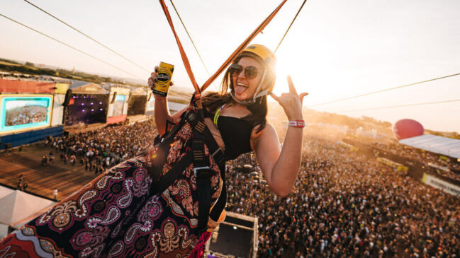 Joao rock tem tirolesa que permite sobrevoo pelo público do evento