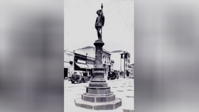 Estátua jovem pajem