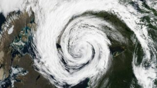 Primeiro ciclone de natureza extratropical atua em alto-mar e não oferece risco direto ao continente