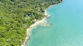 Praia de Pedras Altas em Santa Catarina conta com mar tranquilo, sem ondas e é ideal para as crianças